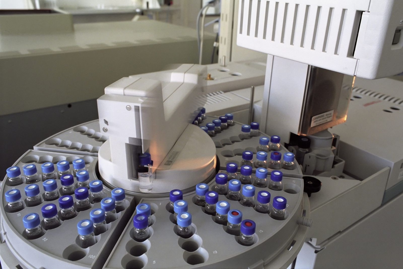 Life science localization — automated laboratory analyzer with a sample tray